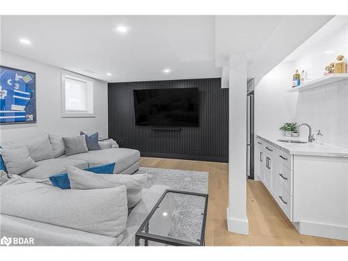 68 49Th Street North Street, Wasaga Beach, ON - Indoor Photo Showing Living Room