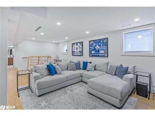 68 49Th Street North Street, Wasaga Beach, ON - Indoor Photo Showing Living Room