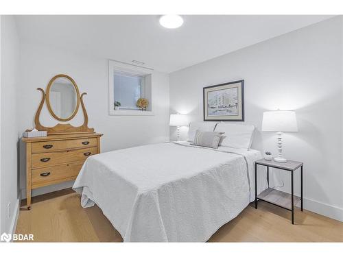 68 49Th Street North Street, Wasaga Beach, ON - Indoor Photo Showing Bedroom