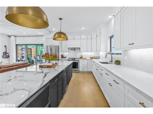 68 49Th Street North Street, Wasaga Beach, ON - Indoor Photo Showing Kitchen With Upgraded Kitchen