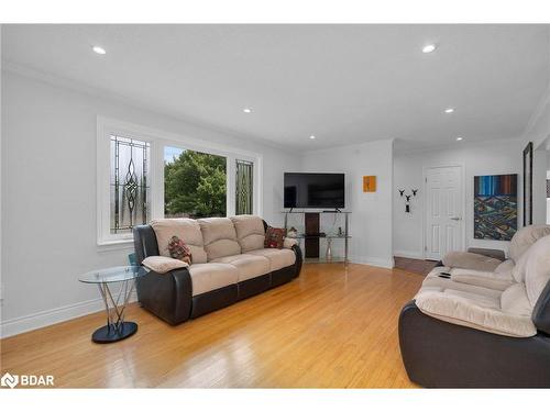 38 Lount Street, Barrie, ON - Indoor Photo Showing Living Room