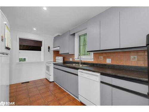 38 Lount Street, Barrie, ON - Indoor Photo Showing Kitchen