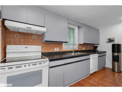 38 Lount Street, Barrie, ON - Indoor Photo Showing Kitchen