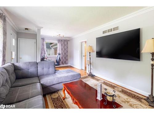 325 Innisfil Street, Barrie, ON - Indoor Photo Showing Living Room