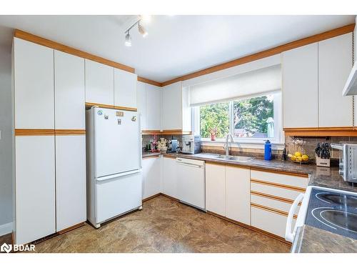 325 Innisfil Street, Barrie, ON - Indoor Photo Showing Kitchen With Double Sink