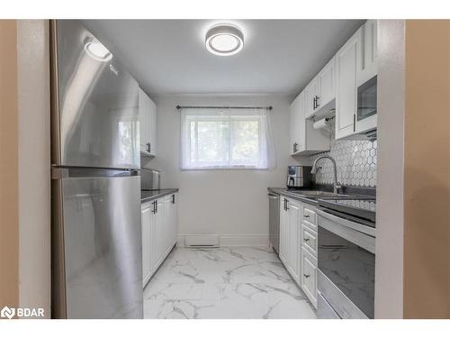 37 Loggers Run, Barrie, ON - Indoor Photo Showing Kitchen