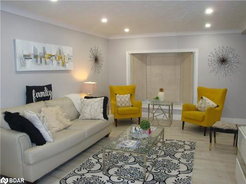 15 Bayshore Crescent, St. Catharines, ON - Indoor Photo Showing Living Room