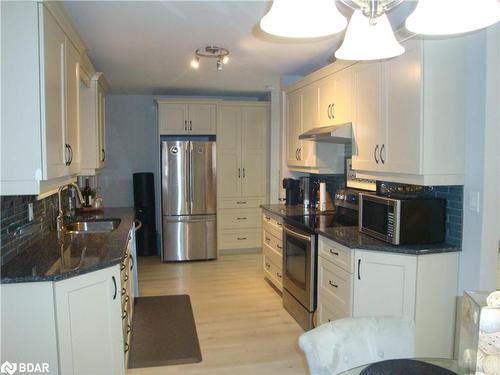 15 Bayshore Crescent, St. Catharines, ON - Indoor Photo Showing Kitchen