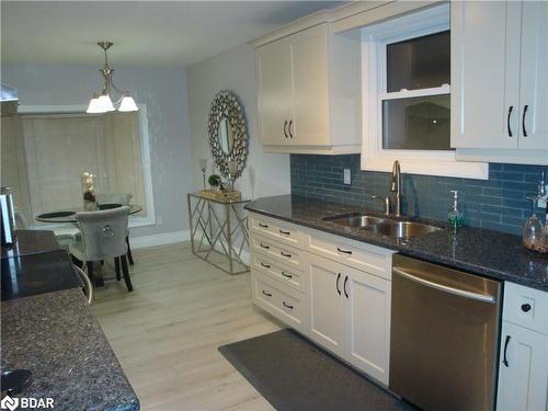 15 Bayshore Crescent, St. Catharines, ON - Indoor Photo Showing Kitchen With Double Sink