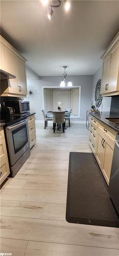 15 Bayshore Crescent, St. Catharines, ON - Indoor Photo Showing Kitchen