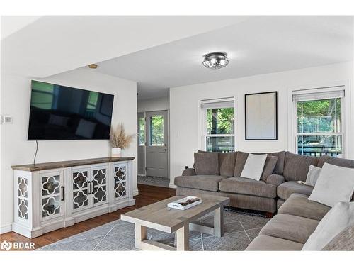 3750 10 Line N, Oro-Medonte, ON - Indoor Photo Showing Living Room