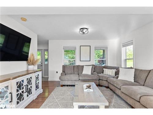 3750 10 Line N, Oro-Medonte, ON - Indoor Photo Showing Living Room