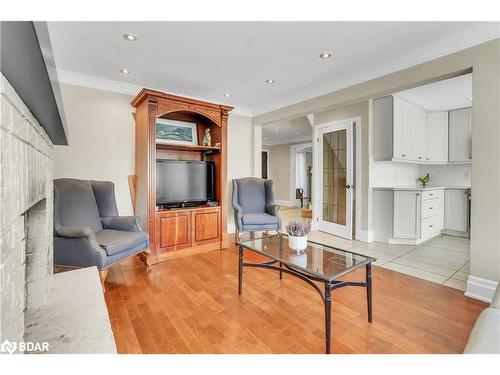 25 Keats Drive, Barrie, ON - Indoor Photo Showing Living Room