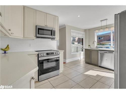 25 Keats Drive, Barrie, ON - Indoor Photo Showing Kitchen