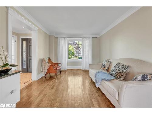 25 Keats Drive, Barrie, ON - Indoor Photo Showing Living Room