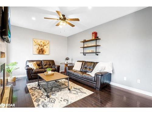 100 Mount Crescent, Angus, ON - Indoor Photo Showing Living Room