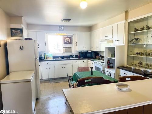 20-40 Judge Avenue, North Bay, ON - Indoor Photo Showing Kitchen