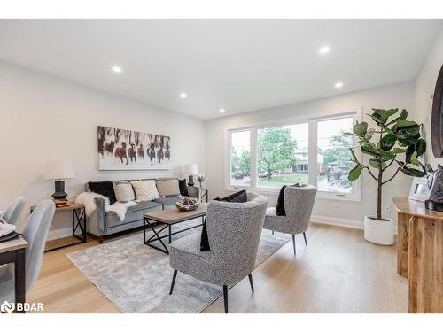 101 Bayview Drive, Barrie, ON - Indoor Photo Showing Living Room