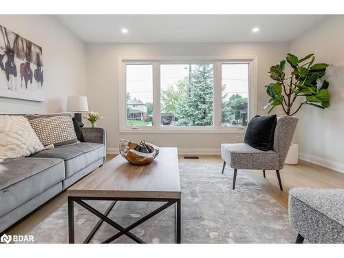 101 Bayview Drive, Barrie, ON - Indoor Photo Showing Living Room