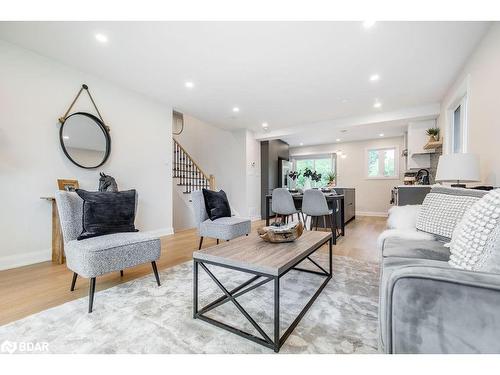 101 Bayview Drive, Barrie, ON - Indoor Photo Showing Living Room