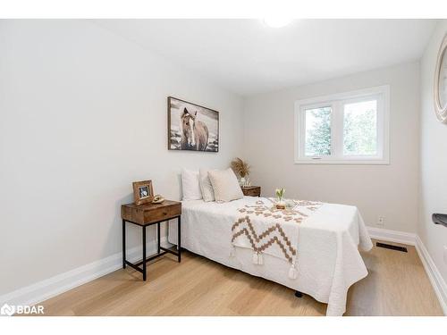 101 Bayview Drive, Barrie, ON - Indoor Photo Showing Bedroom