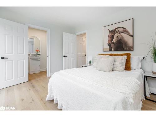 101 Bayview Drive, Barrie, ON - Indoor Photo Showing Bedroom