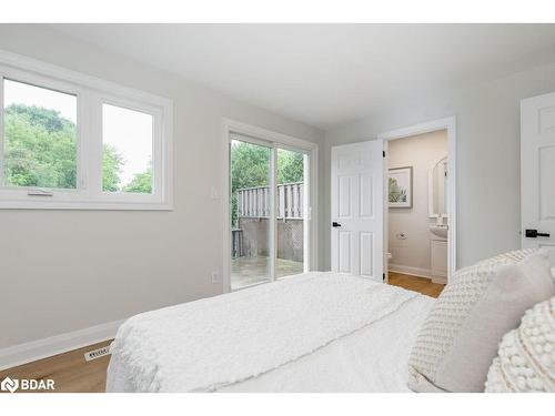 101 Bayview Drive, Barrie, ON - Indoor Photo Showing Bedroom