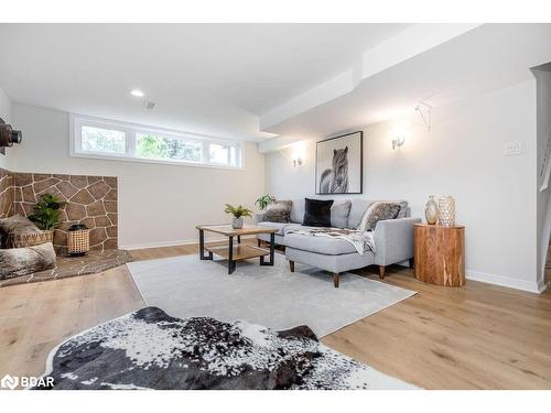 101 Bayview Drive, Barrie, ON - Indoor Photo Showing Living Room