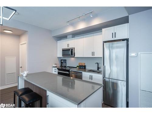 509-681 Yonge Street, Barrie, ON - Indoor Photo Showing Kitchen