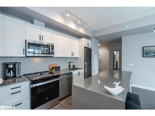 509-681 Yonge Street, Barrie, ON - Indoor Photo Showing Kitchen