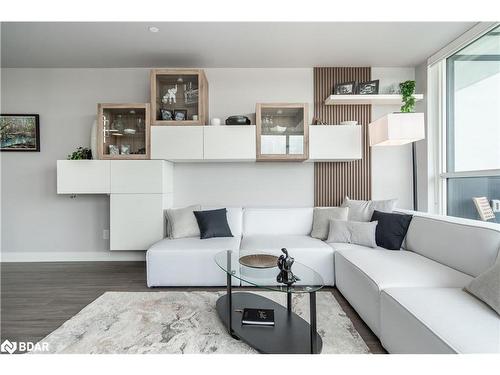 509-681 Yonge Street, Barrie, ON - Indoor Photo Showing Living Room