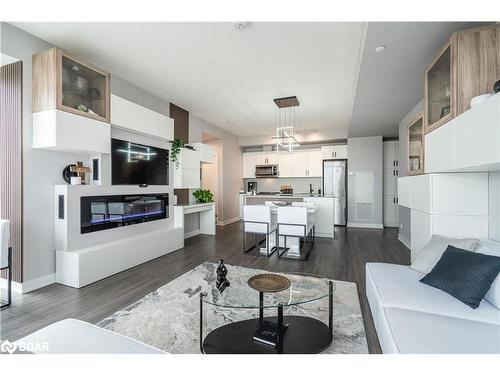 509-681 Yonge Street, Barrie, ON - Indoor Photo Showing Living Room