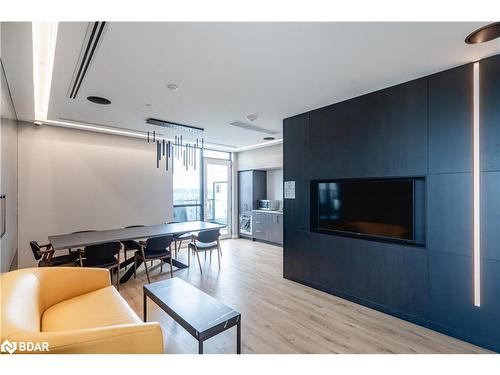 509-681 Yonge Street, Barrie, ON - Indoor Photo Showing Living Room