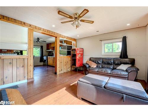 1376 13 Line N, Oro-Medonte, ON - Indoor Photo Showing Living Room