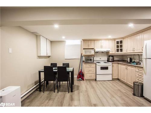 8 Grand Rapids Square, Brampton, ON - Indoor Photo Showing Kitchen