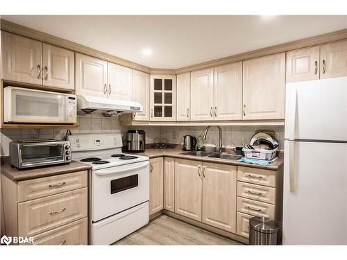 8 Grand Rapids Square, Brampton, ON - Indoor Photo Showing Kitchen With Double Sink