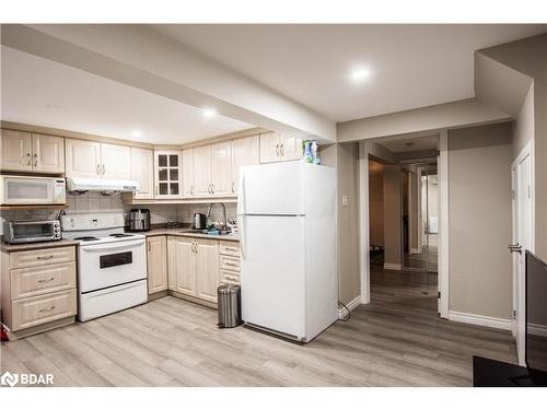 8 Grand Rapids Square, Brampton, ON - Indoor Photo Showing Kitchen