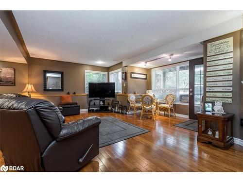 84 Kingsridge Road, Barrie, ON - Indoor Photo Showing Living Room