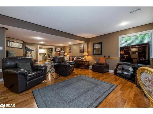 84 Kingsridge Road, Barrie, ON - Indoor Photo Showing Living Room