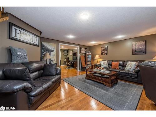 84 Kingsridge Road, Barrie, ON - Indoor Photo Showing Living Room