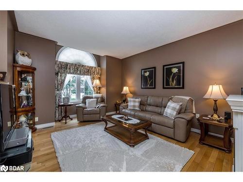 84 Kingsridge Road, Barrie, ON - Indoor Photo Showing Living Room