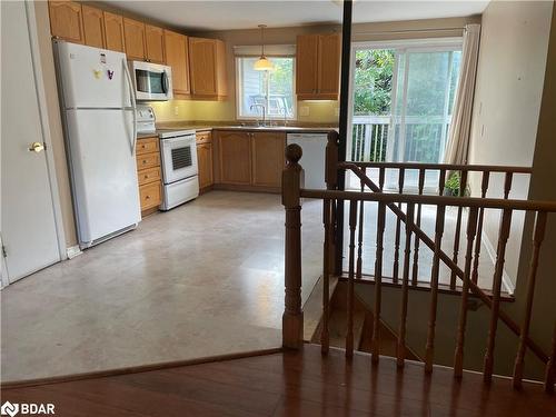 18 Craig Crescent, Barrie, ON - Indoor Photo Showing Kitchen