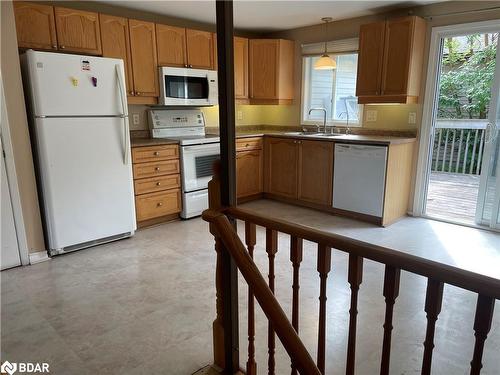 18 Craig Crescent, Barrie, ON - Indoor Photo Showing Kitchen