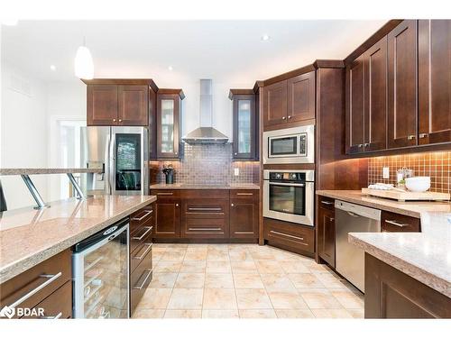 2 Reillys Run, Minesing, ON - Indoor Photo Showing Kitchen With Upgraded Kitchen