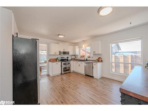 7 Bay Court, Penetanguishene, ON - Indoor Photo Showing Kitchen