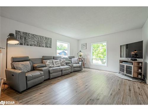 7 Bay Court, Penetanguishene, ON - Indoor Photo Showing Living Room