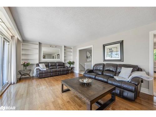 383 Codrington Street, Barrie, ON - Indoor Photo Showing Living Room