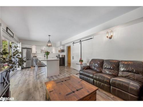 383 Codrington Street, Barrie, ON - Indoor Photo Showing Living Room