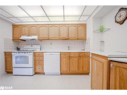 206-181 Collier Street, Barrie, ON - Indoor Photo Showing Kitchen