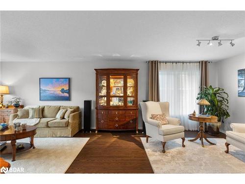 210 Anne Street N, Barrie, ON - Indoor Photo Showing Living Room